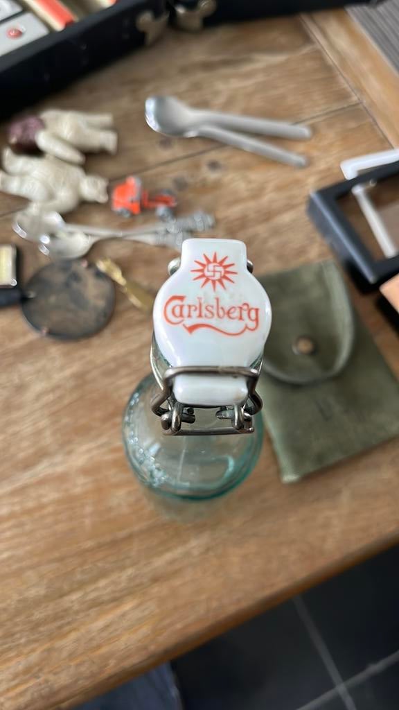 Oud glazen Carlsberg bierflesje met oude logo, Verzamelen, Biermerken, Ophalen of Verzenden, Zo goed als nieuw, Glas of Glazen