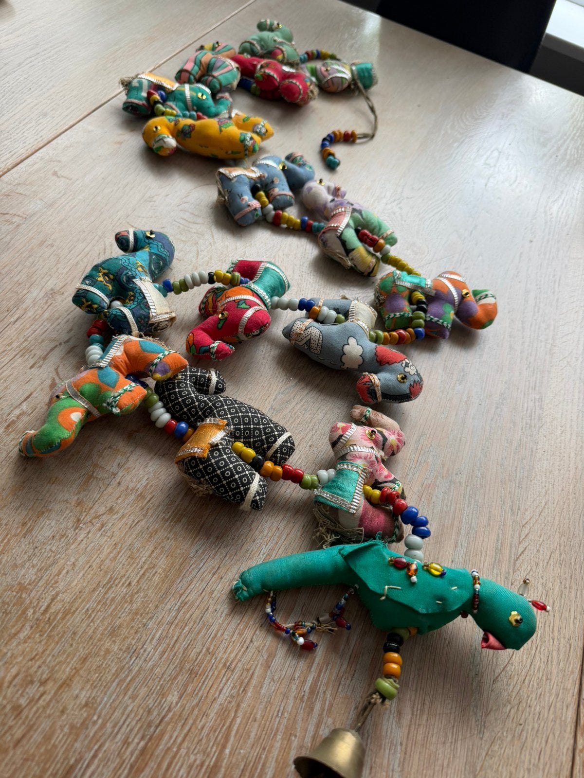 Oude dierenfiguurtjes slinger met oude kralen uit India, Ophalen of Verzenden