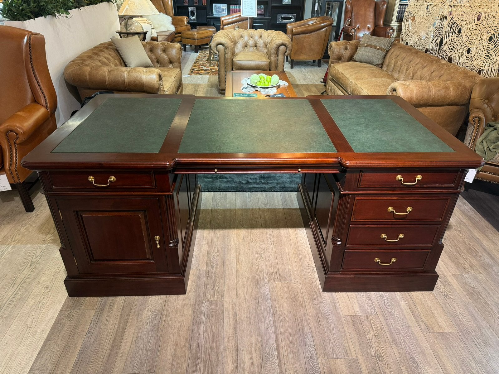 Foto 5 van KLASSIEK XXL ENGELSE CHESTERFIELD BUREAU MAHONIEHOUT 200 CM