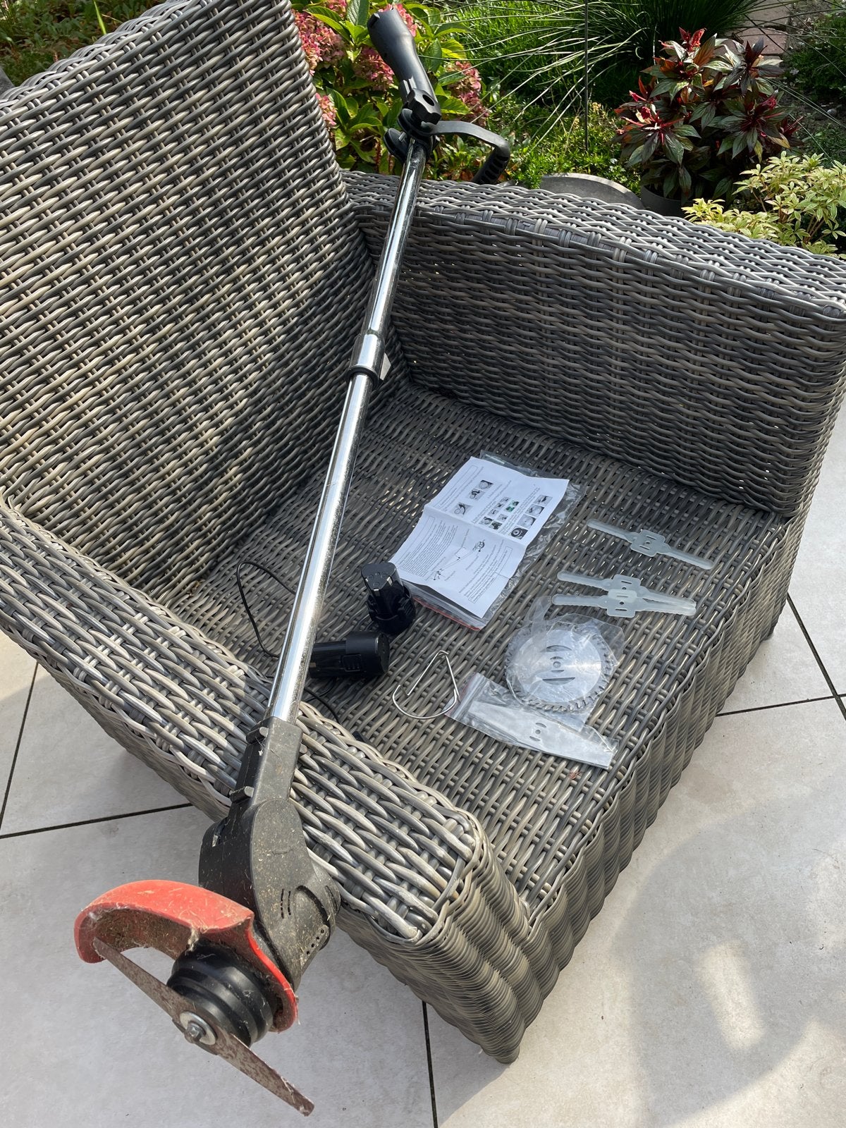Elektrische Strimmer met 2 Accu's en Accessoires, Ophalen, Gebruikt, 10 tot 30 cm, Accu