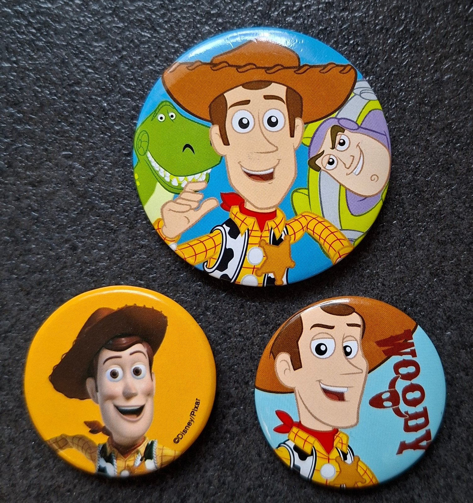 Toy Story ( Woody) 2 buttons en 1 pin, Ophalen of Verzenden, Overige onderwerpen