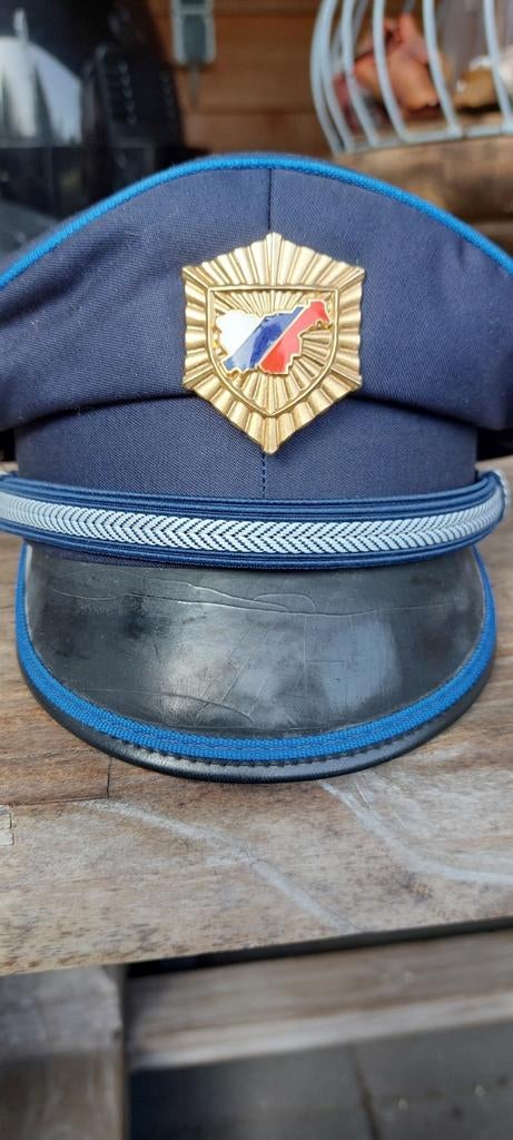 Te koop in goede staat politiepet uit Slovenië., Verzamelen, Ophalen of Verzenden, Landmacht, Nederland