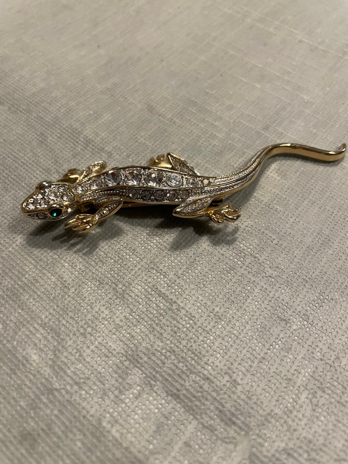 Goudkleurige hagedis broche met strass en groene ogen, Overige materialen, Ophalen of Verzenden, Zo goed als nieuw, Goud