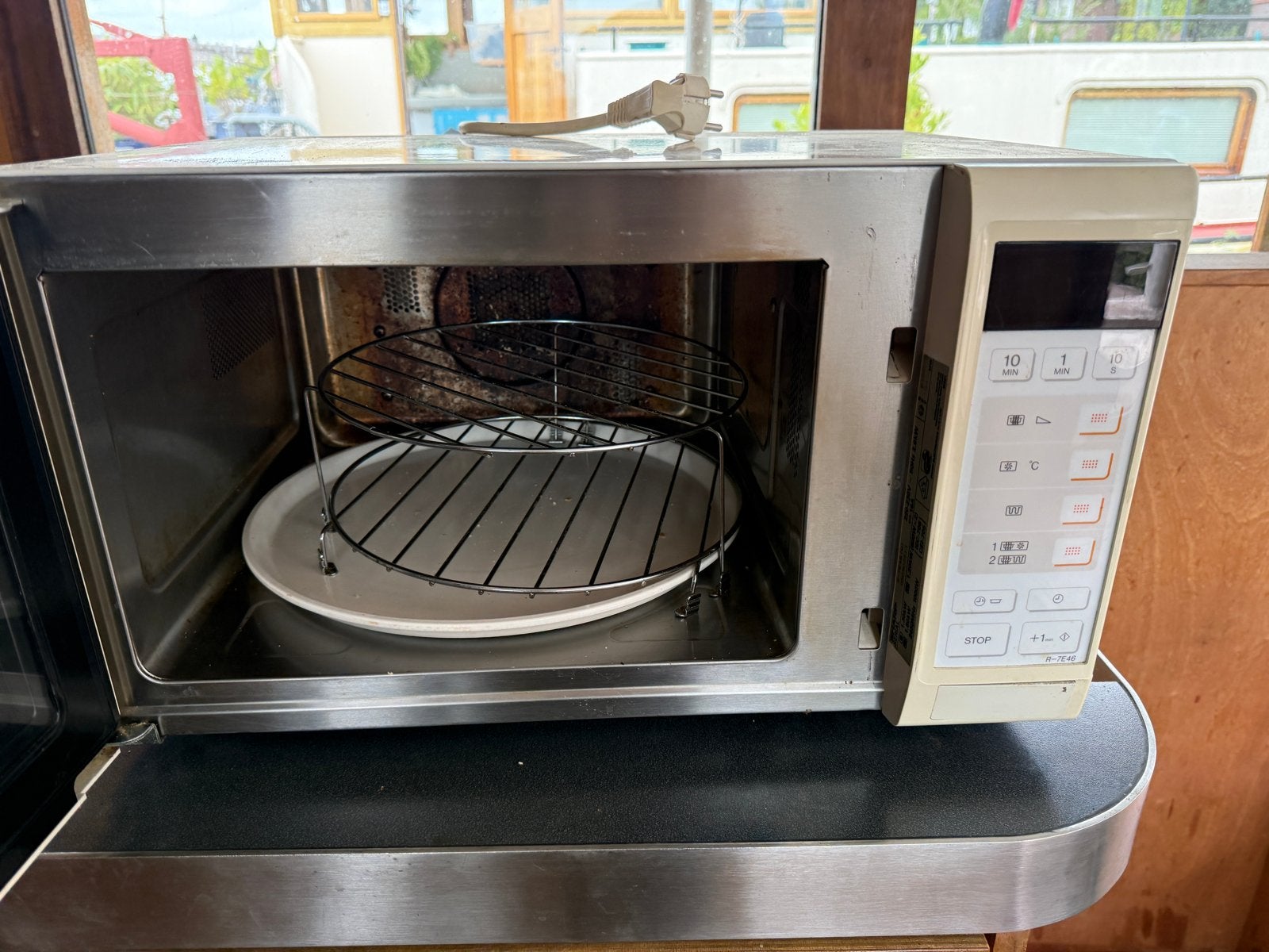 Sharp Combimagnetron - Grill & Hete Lucht, Witgoed en Apparatuur, Magnetrons, Gebruikt, Vrijstaand, Combimagnetron, 45 tot 60 cm