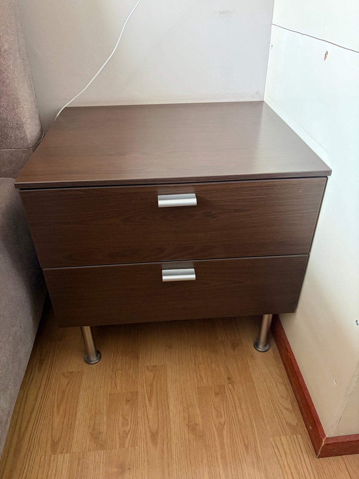 Donkerbruin nachtkastje met twee lades, Ophalen, Gebruikt, 55 tot 70 cm, 45 tot 65 cm