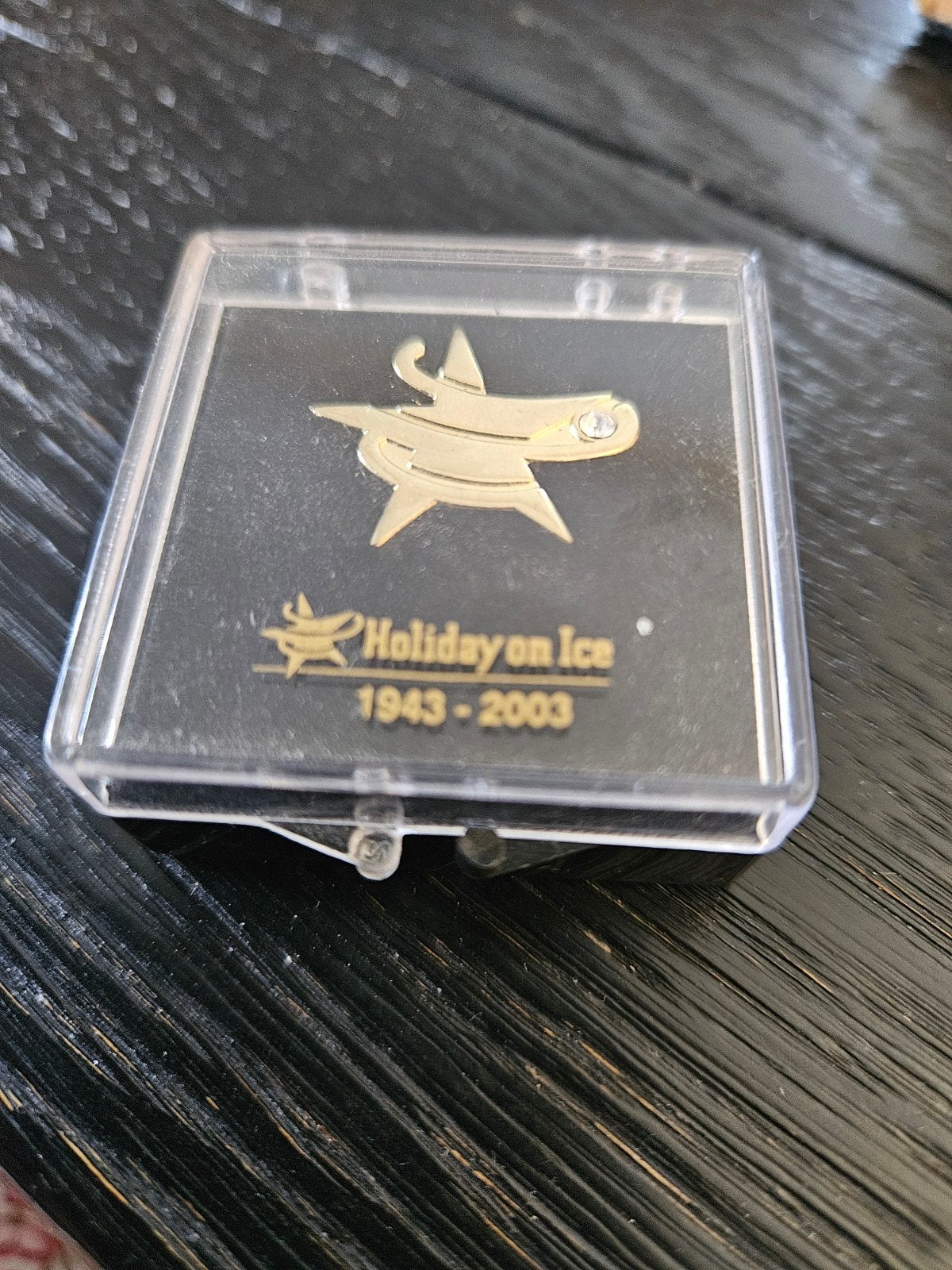 Holiday on Ice 1943-2003 jubileum speldje, Verzamelen, Speldjes, Pins en Buttons, Ophalen of Verzenden