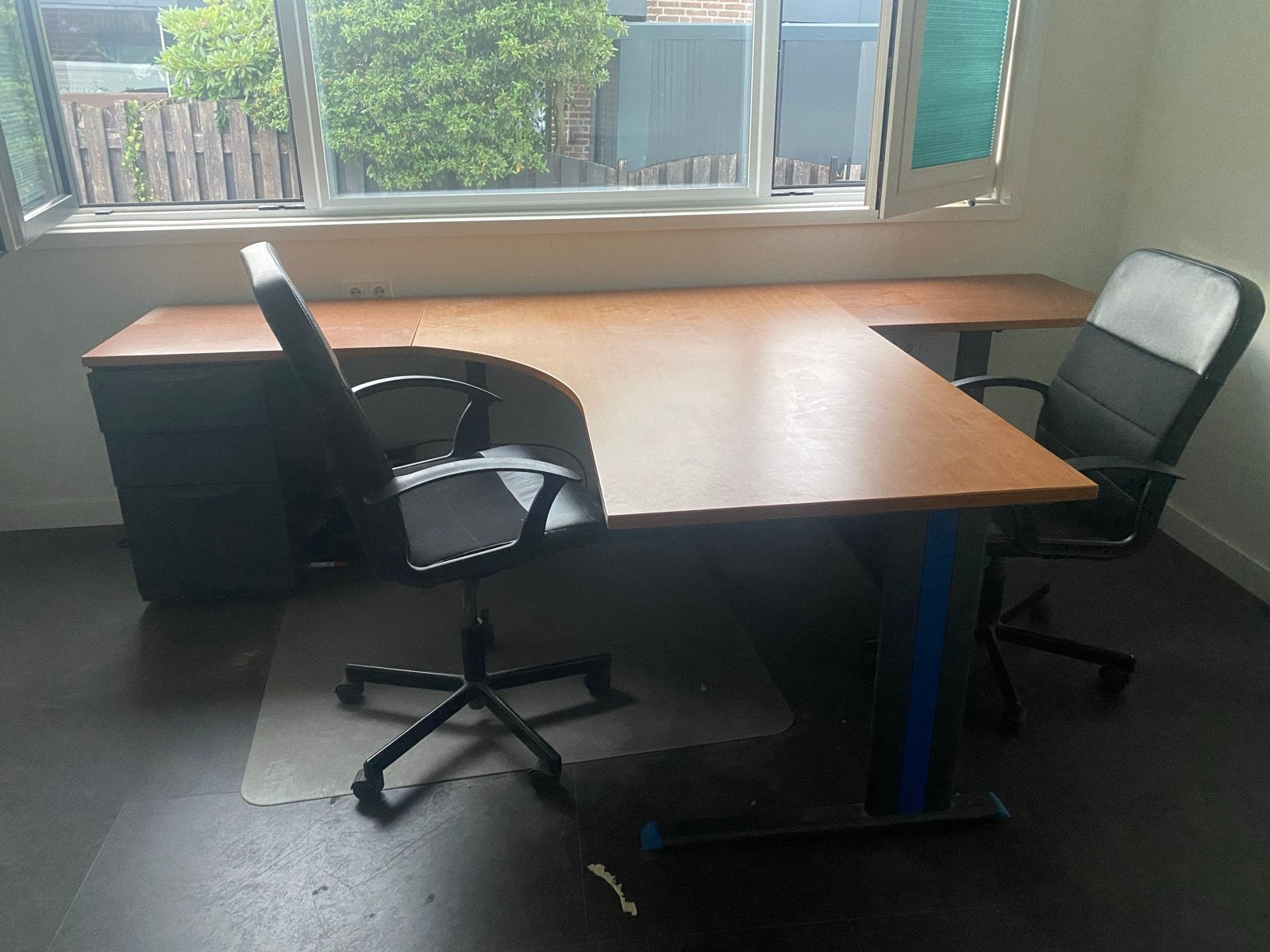Hoekbureau met lades en bureaustoelen, Ophalen, Gebruikt, Hoekbureau, Bruin