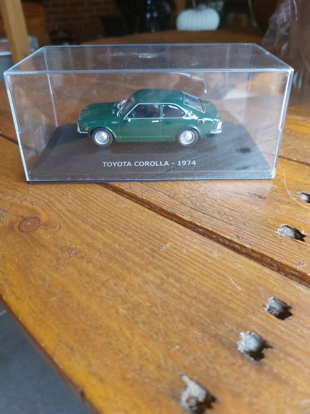MODELAUTO 1-43 TOYOTA COROLLA KE25 GROEN, Ophalen of Verzenden, Zo goed als nieuw, Auto, Overige merken