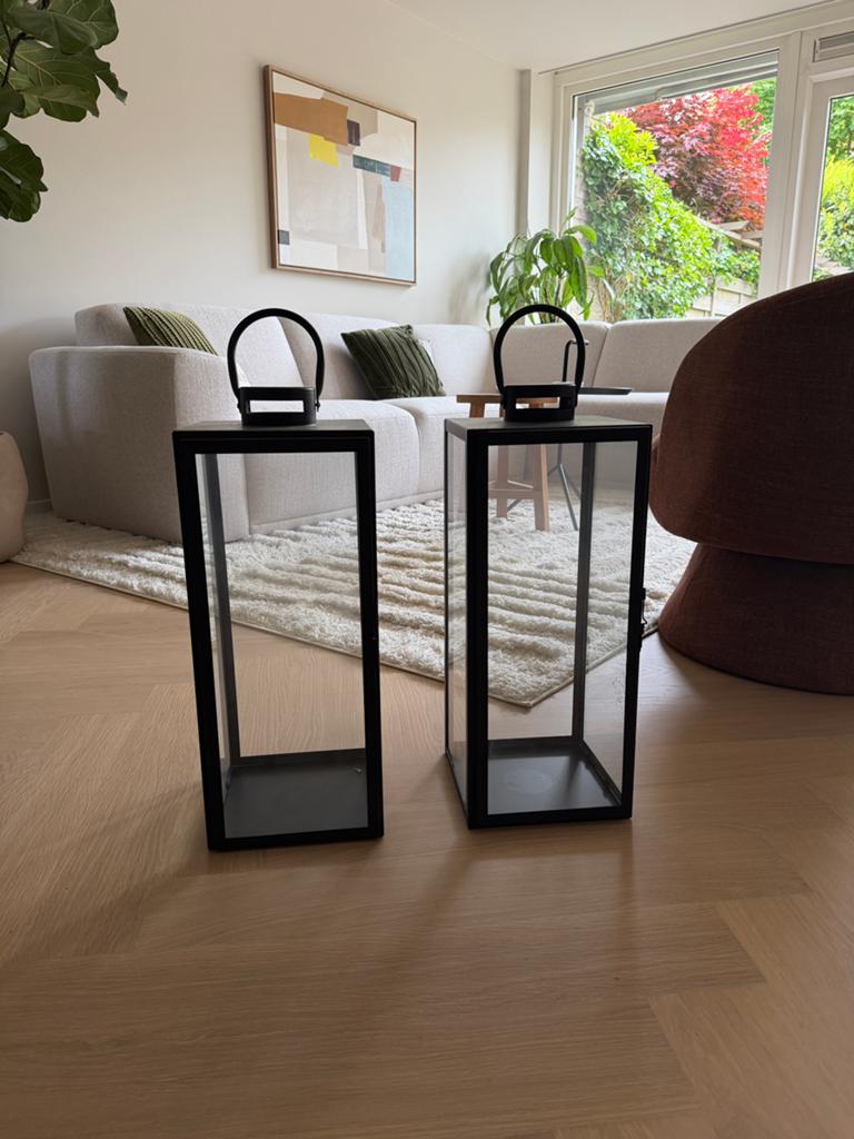 2x Windlicht / kaarsenstandaard, Huis en Inrichting, Woonaccessoires | Kandelaars en Kaarsen, Ophalen, 50 tot 75 cm, Zwart, Zo goed als nieuw