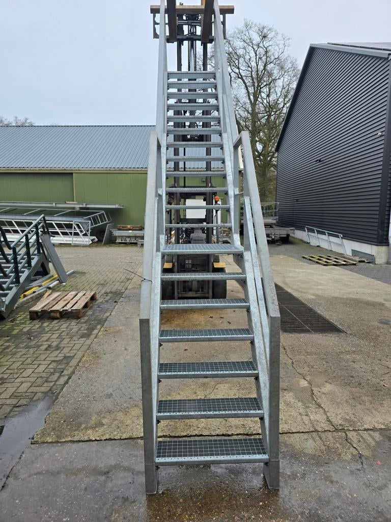 Stalen trap met tussenbordes gegalv. Hoog 3,72 mtr. Nor025, Ophalen