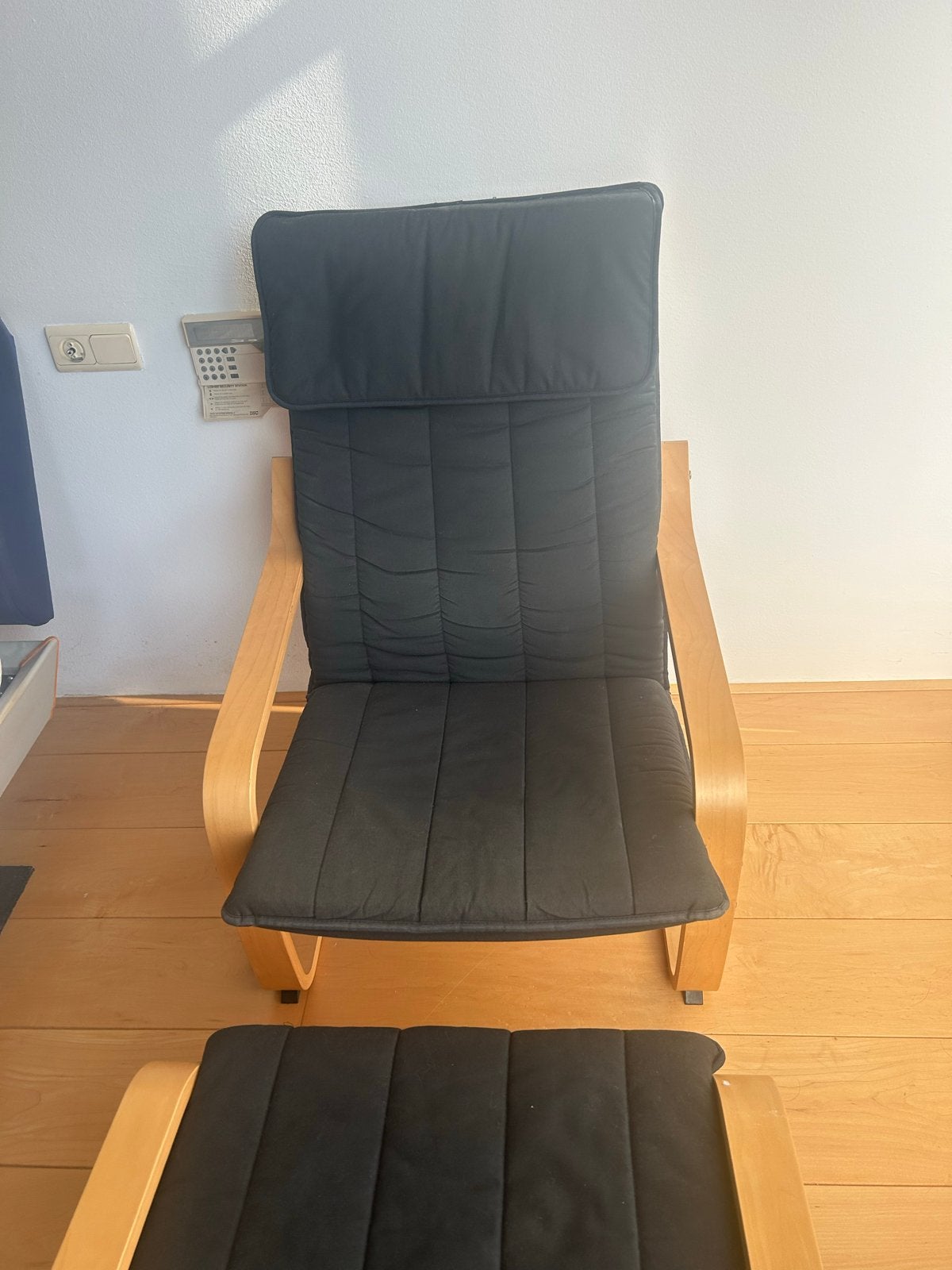 Comfortabele fauteuil met voetenbank - zwart en hout, Ophalen, Gebruikt, 75 tot 100 cm, 50 tot 75 cm
