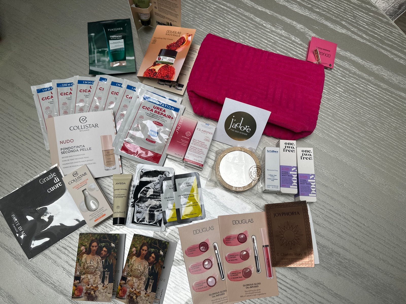 Nieuw Douglas tasje met make-up en verzorgingsproducten, Sieraden, Tassen en Uiterlijk, Ophalen of Verzenden, Nieuw, Gehele gezicht