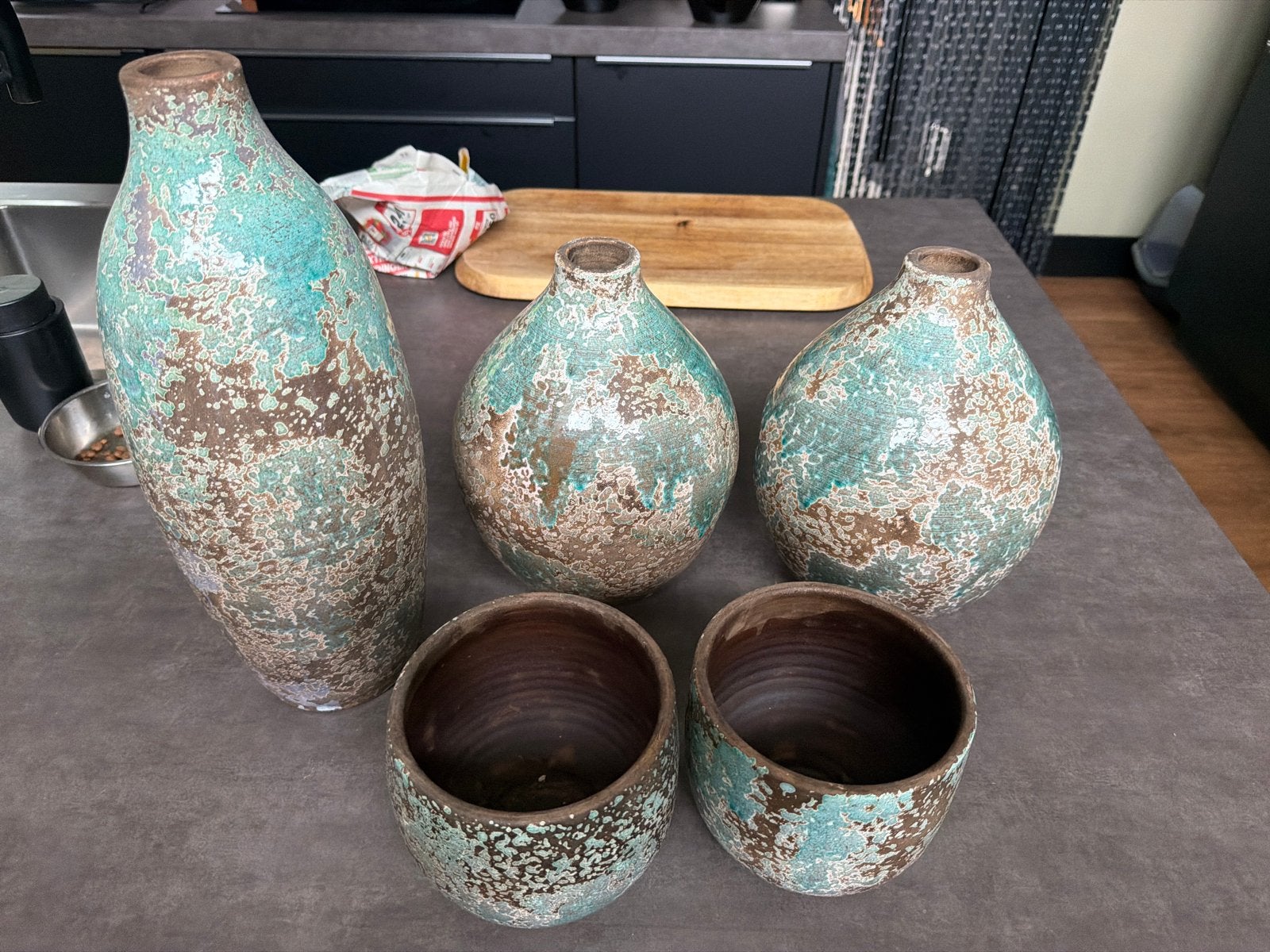 5 decoratieve potten/vazen in dezelfde stijl, Antiek en Kunst, Ophalen