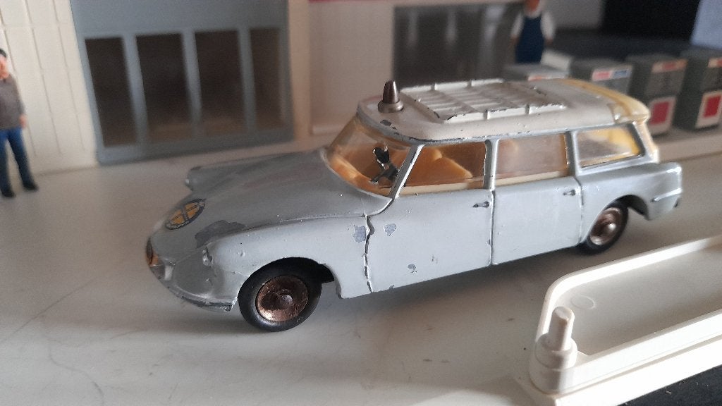 Citroen DS Ambulance uit de zestiger jaren, Ophalen of Verzenden, Gebruikt, Auto, Dinky Toys