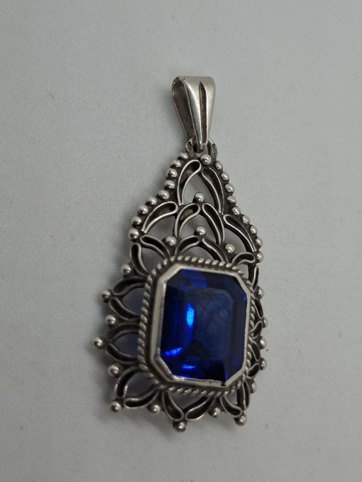 Zilveren Vintage Kettinghanger met Prachtige Blauwe Saffier, Overige voorstellingen, Blauw, Ophalen of Verzenden, Zo goed als nieuw