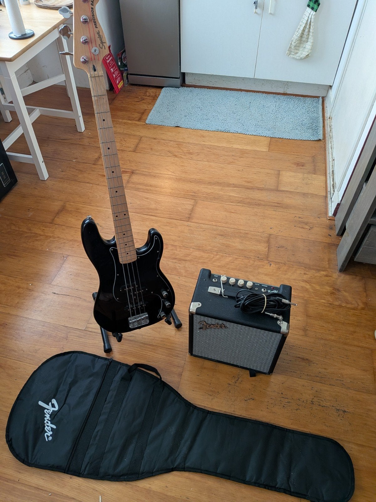 Squier Precision PJ Basgitaar Kit met extra's voor beginners, Muziek en Instrumenten, Snaarinstrumenten | Gitaren | Bas, Ophalen