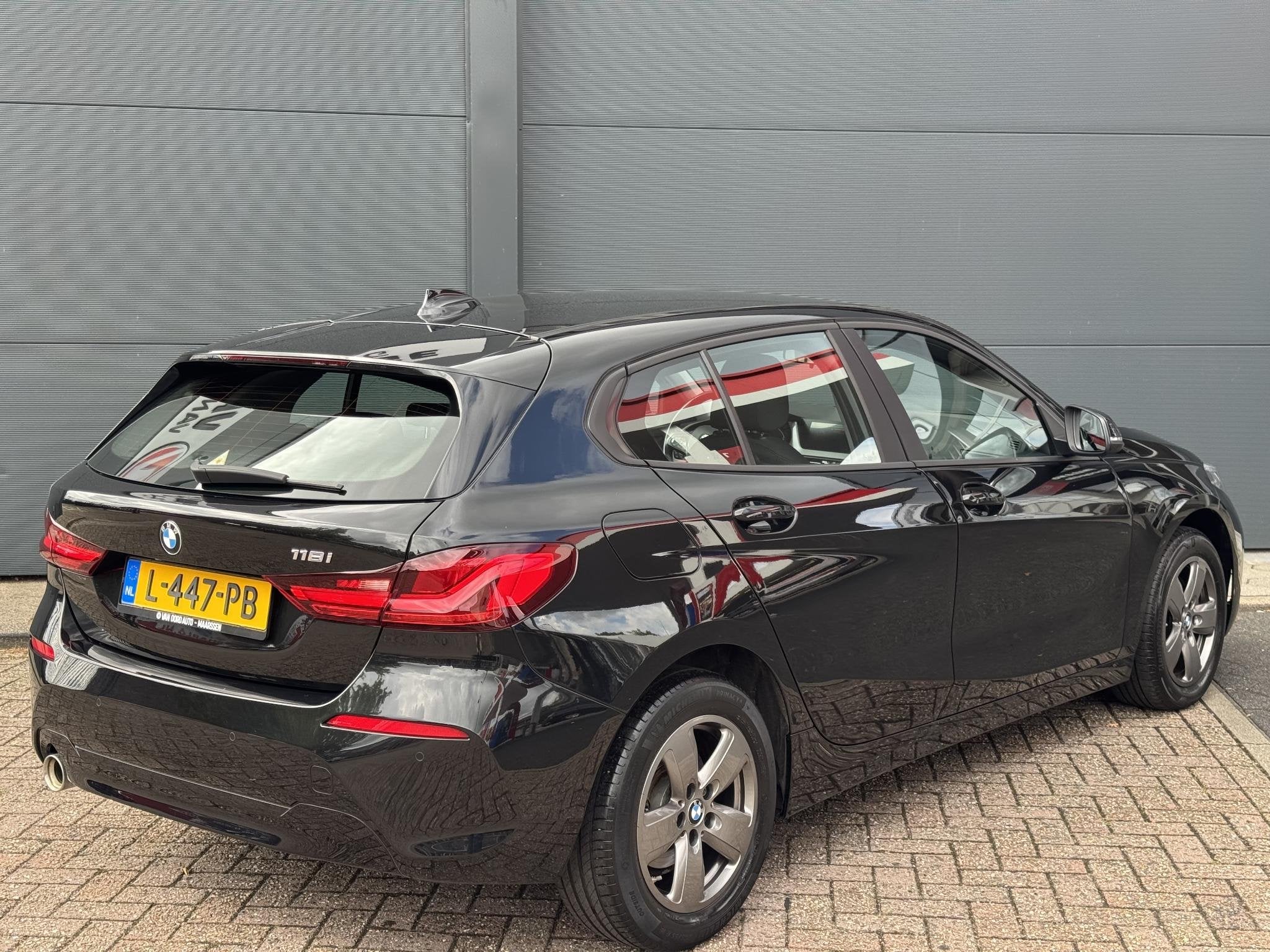 BMW 1-serie 118 Edition / Geen Import / 100% Onderhoud, Auto's, Gebruikt, Zwart, Origineel Nederlands, 3 cilinders