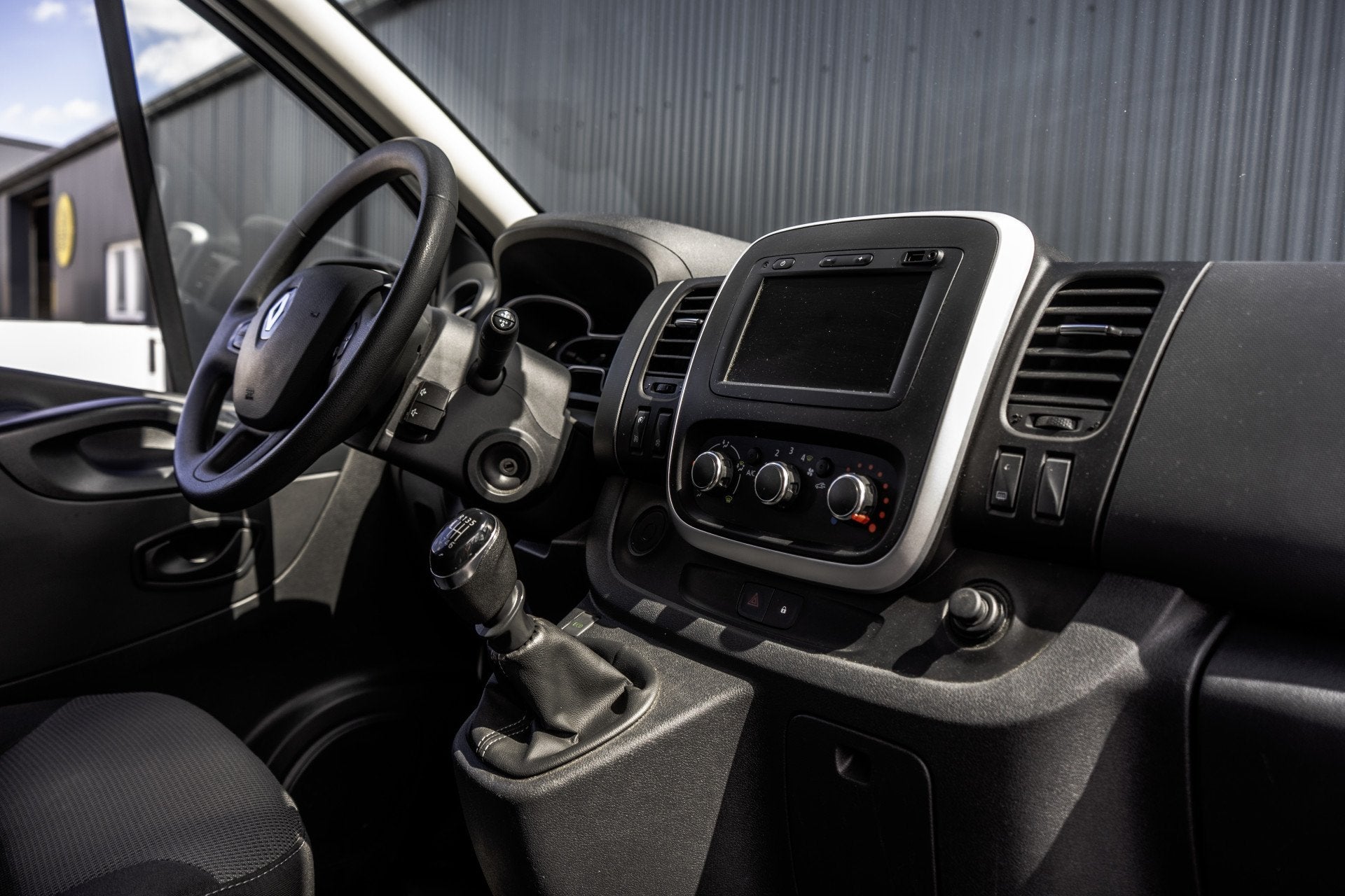 Renault Trafic *dCi 95 T29 L2H1 | INCL BTW & BPM | 9-P | Nav, Voorwielaandrijving, Gebruikt, Zwart, Start-stop-systeem