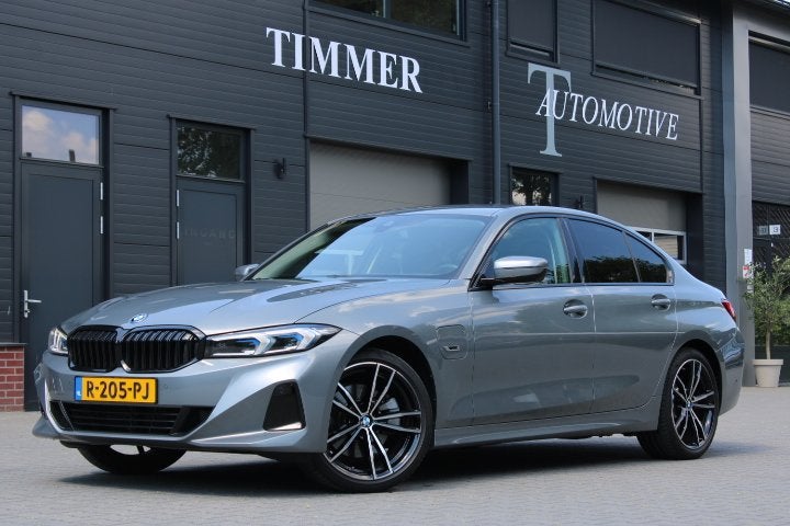 BMW 3-serie 320e Sedan Facelift - zwart leder - 19 Inch - He, Auto's, BMW, 1998 cc, Achterwielaandrijving, 4 cilinders, Automatische klimaatregeling