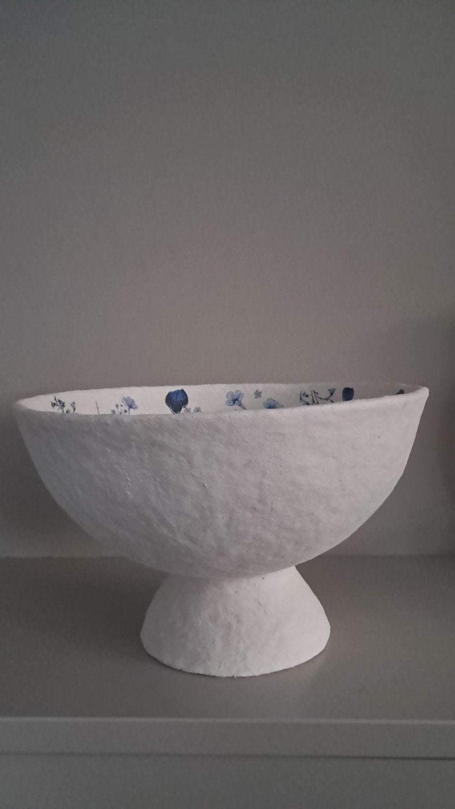 Handgemaakte schaal, papier mache met bloemmotief, Huis en Inrichting, Overige materialen, Schaal, Nieuw, Ophalen of Verzenden