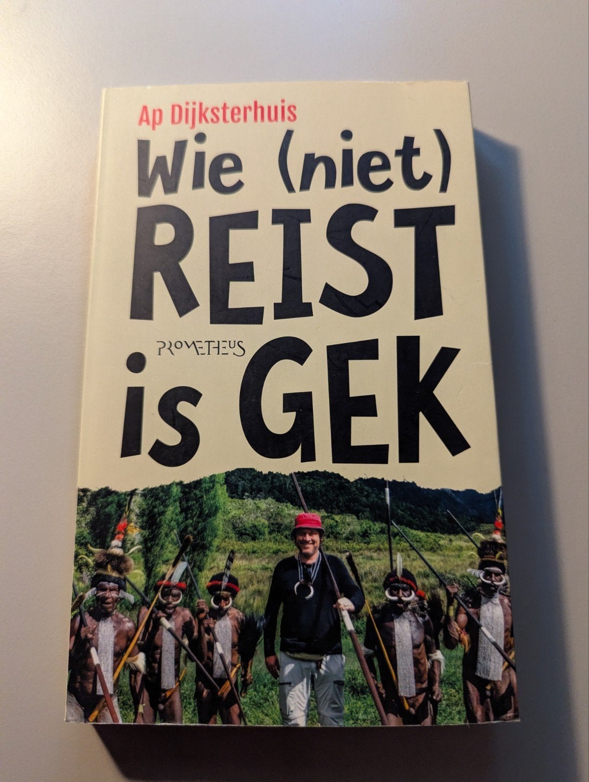 Ap Dijksterhuis - Wie (niet) reist is gek (8e druk, 2018), Ophalen of Verzenden, Zo goed als nieuw, Ap Dijksterhuis, Overige onderwerpen