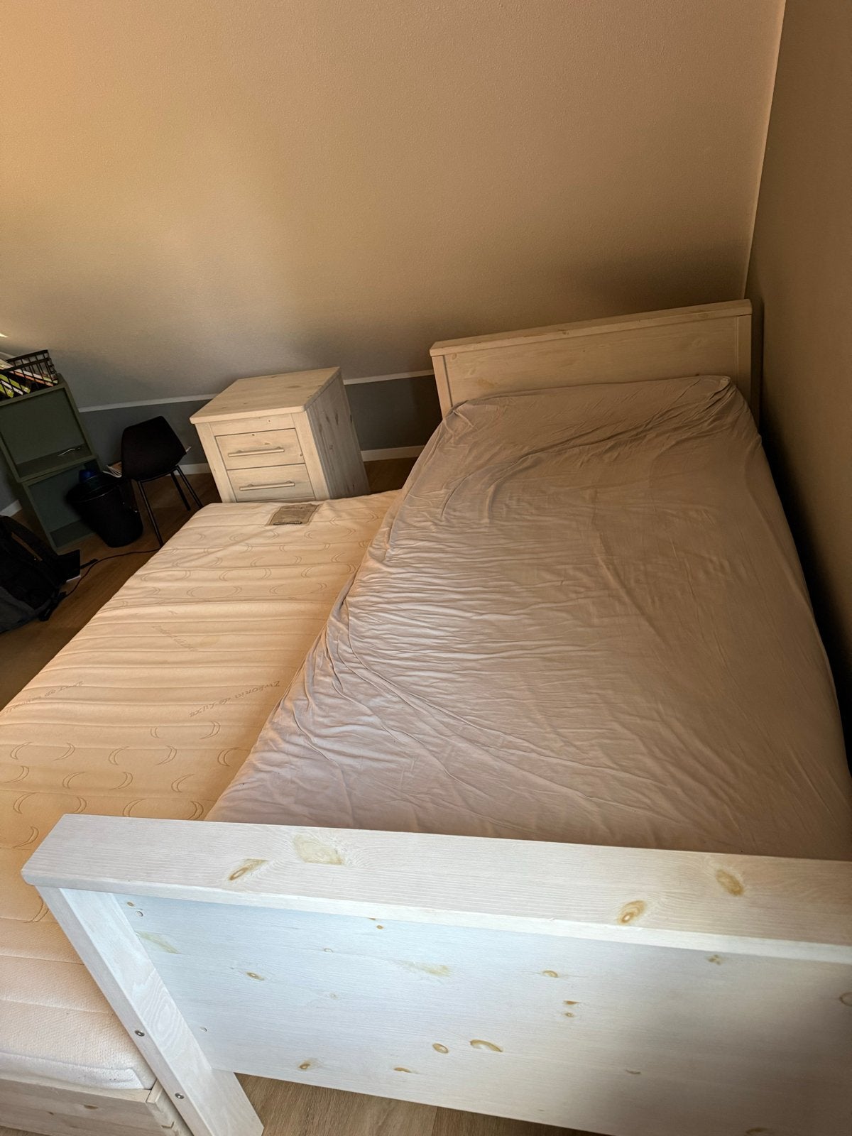 Eenpersoonsbed met uitschuifbed en nachtkastje, Huis en Inrichting, Gebruikt, 90 cm, Eenpersoons, Wit