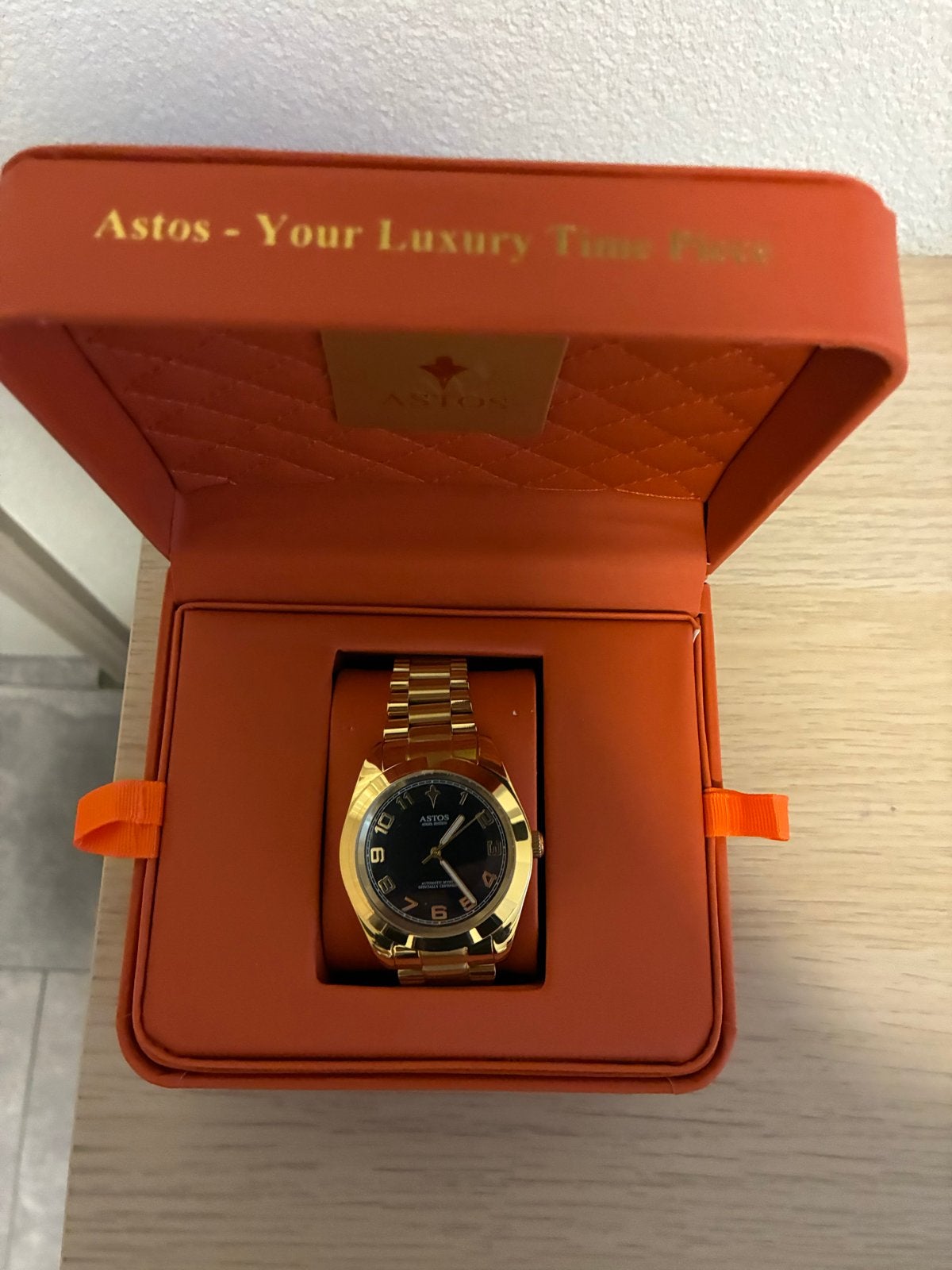 Astos Dubai Heren Horloge - Goudkleurig, Nieuw in Doos, Overige merken, Polshorloge, Nieuw, Ophalen of Verzenden