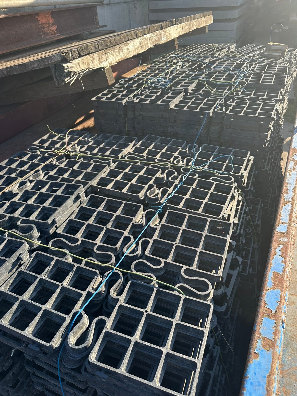 +/- 125 m2 grindmatten / paddockplaten (50x50x2,5 cm), Ophalen, Overige typen, Rubber, Zo goed als nieuw