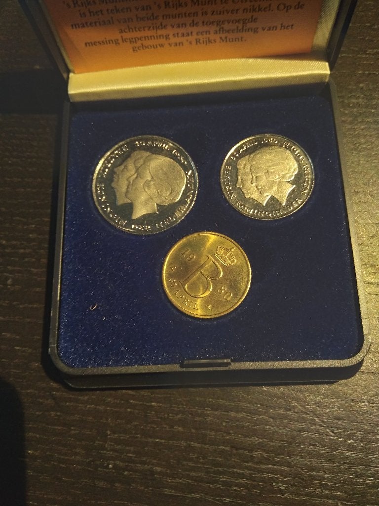 2 Muntsets  Koningin Juliana en Beatrix inhuldiging 1980, Postzegels en Munten, Munten | Nederland, Verzenden, Koningin Juliana