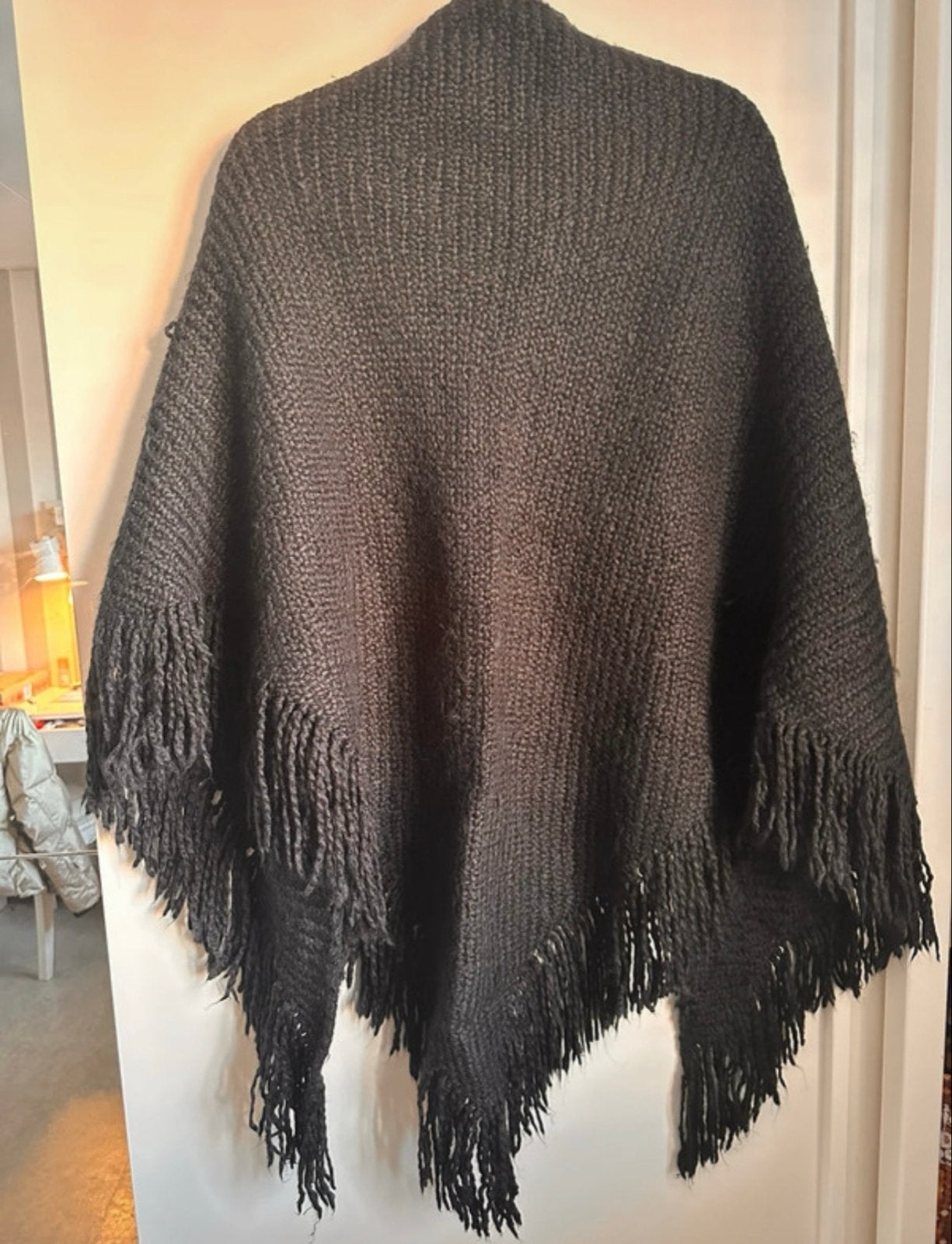 Zwarte gebreide poncho met franjes, Ophalen of Verzenden, Gedragen, Maat 38/40 (M), Zwart