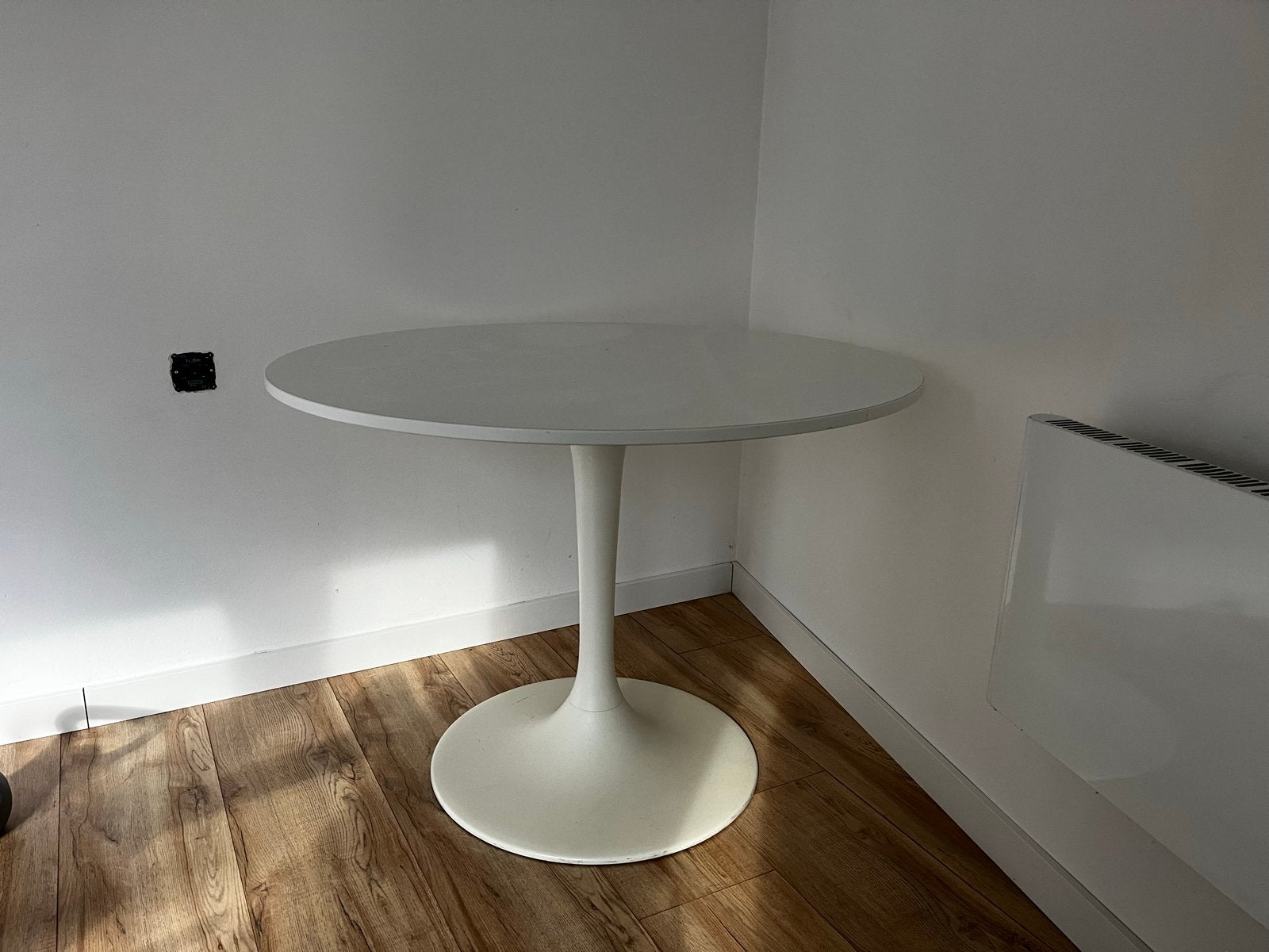 IKEA Docksta witte ronde eettafel, Ophalen, Kunststof, Gebruikt, 100 tot 150 cm