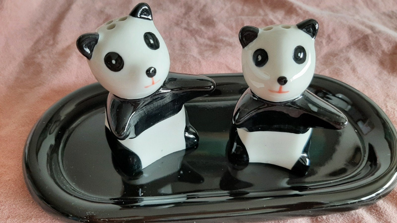 Schattige Panda peper & zoutstel op schaaltje, Keramiek, Nieuw, Ophalen of Verzenden, Schaal of Schalen