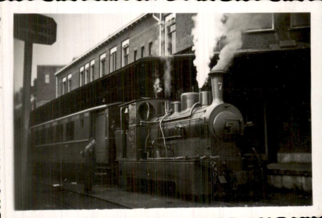Loc.7 - Tram langs perron Entrepotstraat, Ophalen of Verzenden, 1940 tot 1960, Ongelopen, Zuid-Holland
