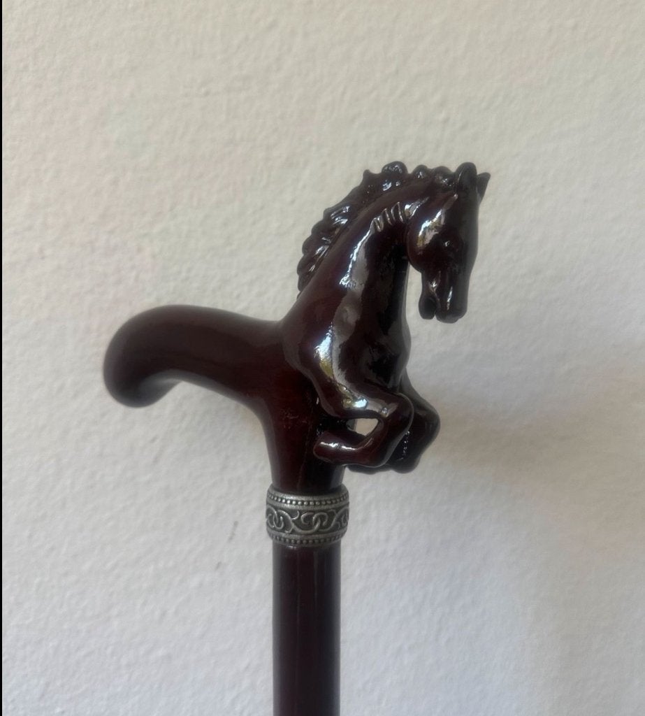 Handgemaakte wandelstok met een elegante paardenkop, Ophalen of Verzenden, Zo goed als nieuw