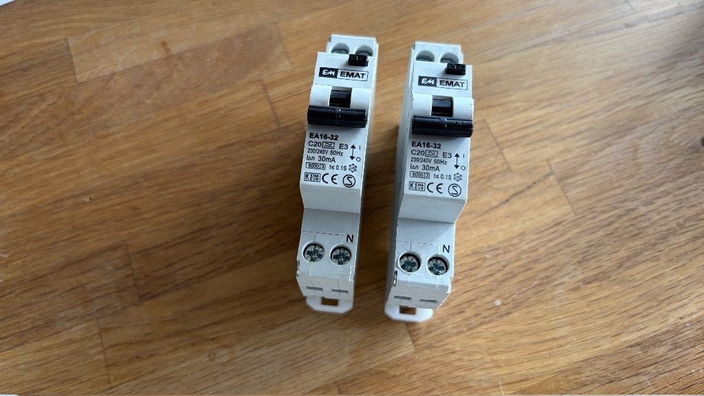 EMAT Aardlekautomaat EA16-32 C20 30mA (2 stuks), Ophalen of Verzenden, Zo goed als nieuw, Emat, Aardlekautomaat