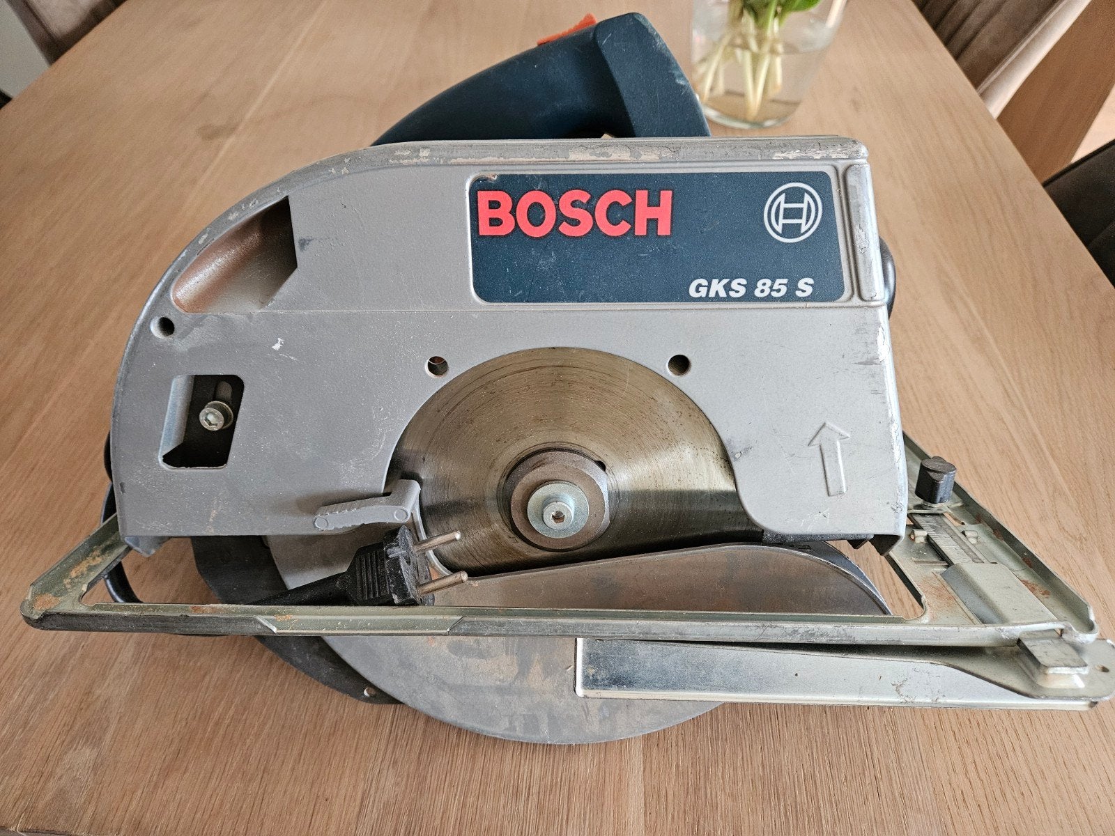 Te koop Bosch handcirkelzaagmachine.
Zaagdiepte 75mm., Ophalen, 1200 watt of meer, Cirkelzaag, 30 tot 70 mm