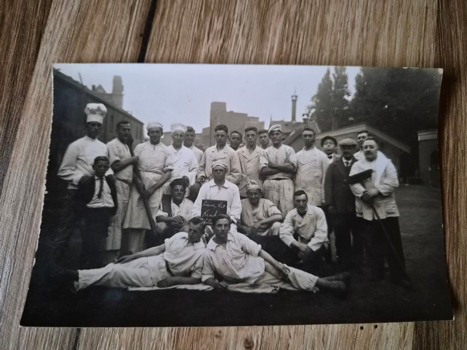 Vintage foto van groep mannen, mogelijk koks of bakkers, Gebruikt, Foto, Ophalen of Verzenden, Voor 1940