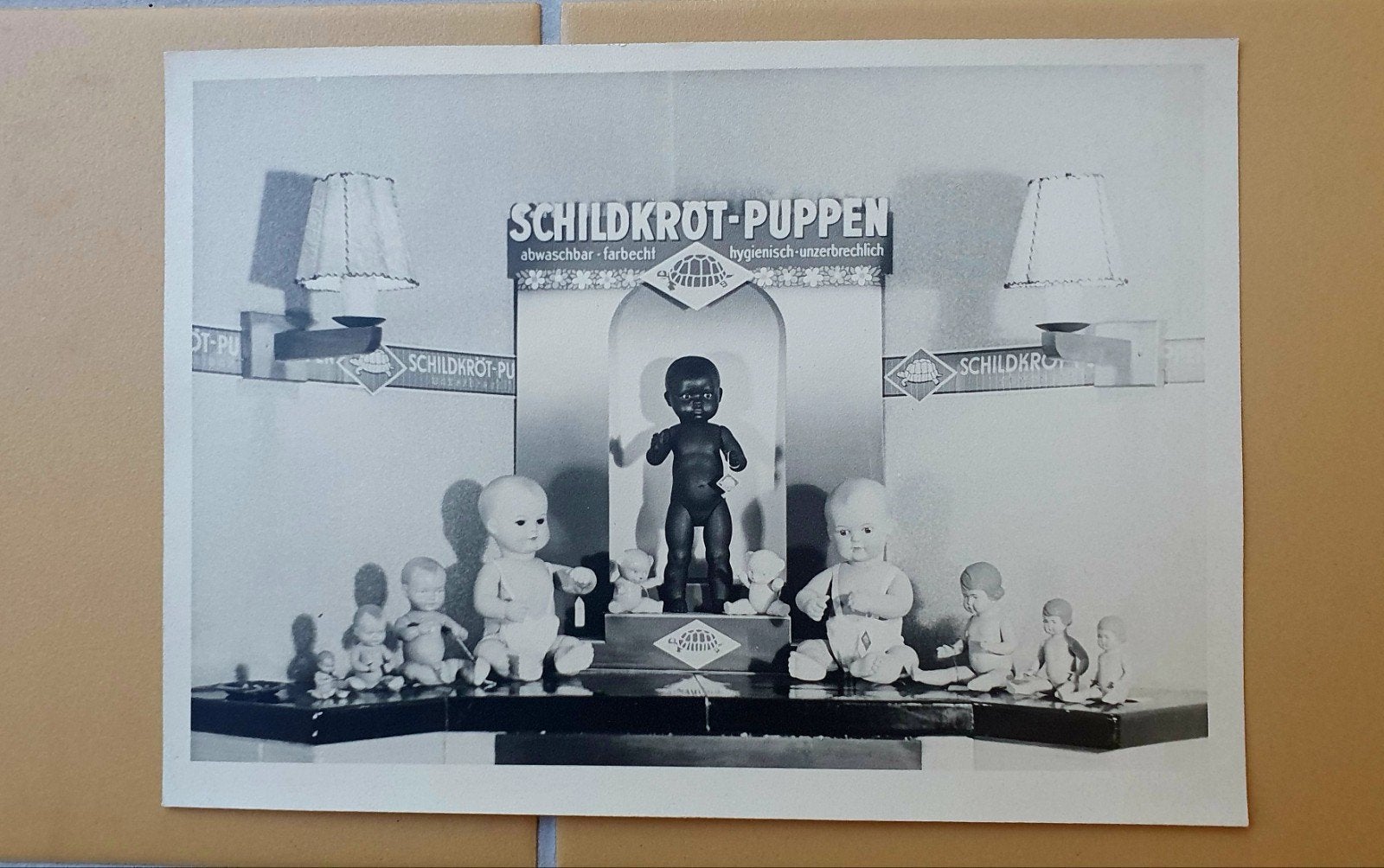 Mooie zwart-wit foto etalage met Schildpadpoppen, Verzamelen, Ophalen of Verzenden, Zo goed als nieuw, Pop