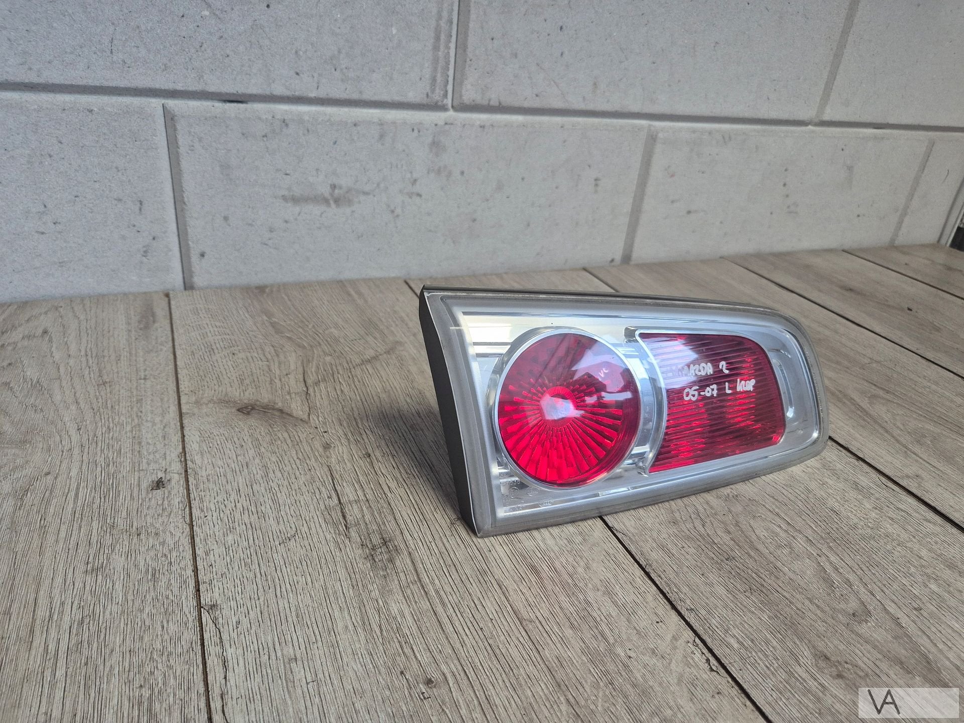 Achterlicht links op de klep van Mazda 2 2005 - 2007 €150, Gebruikt, -, -, Ophalen of Verzenden