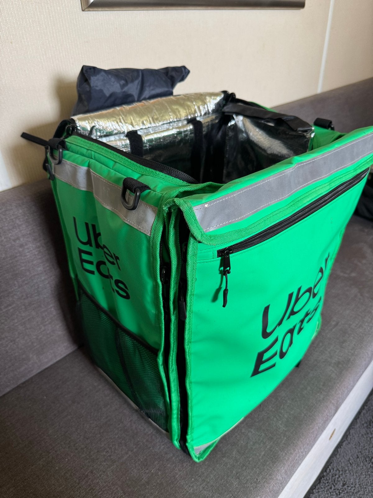 Uber Eats bezorgtas met regenpak - Zo goed als nieuw, Sieraden, Tassen en Uiterlijk, Tassen | Rugtassen, Ophalen, Zo goed als nieuw