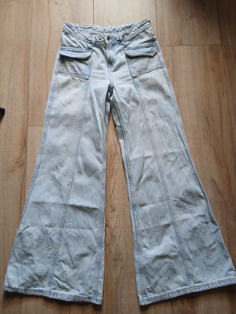 H&M lichtblauwe jeans wijd uitlopend maat 32 (XXS), H&M, Blauw, Ophalen of Verzenden, W27 (confectie 34) of kleiner