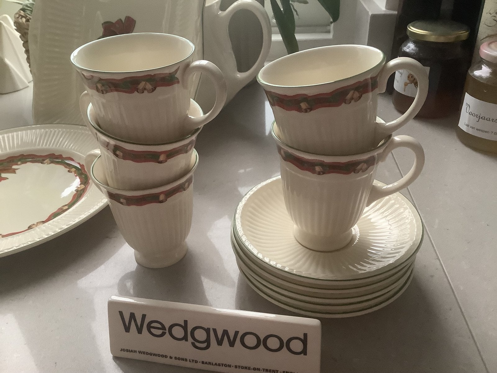 5 kop en schotels WEDGWOOD CHRISTMAS  TIME., Huis en Inrichting, Keuken | Servies, Ophalen of Verzenden, Zo goed als nieuw, Porselein