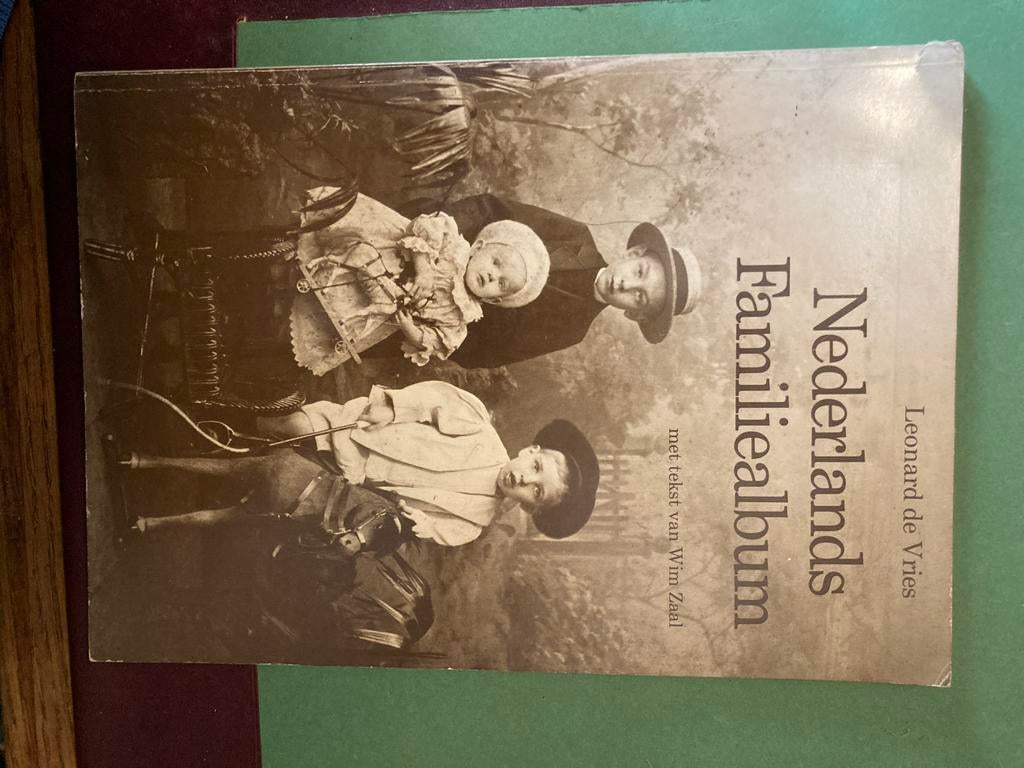 Nederlands Familiealbum - Leonard de Vries, Ophalen of Verzenden, Zo goed als nieuw