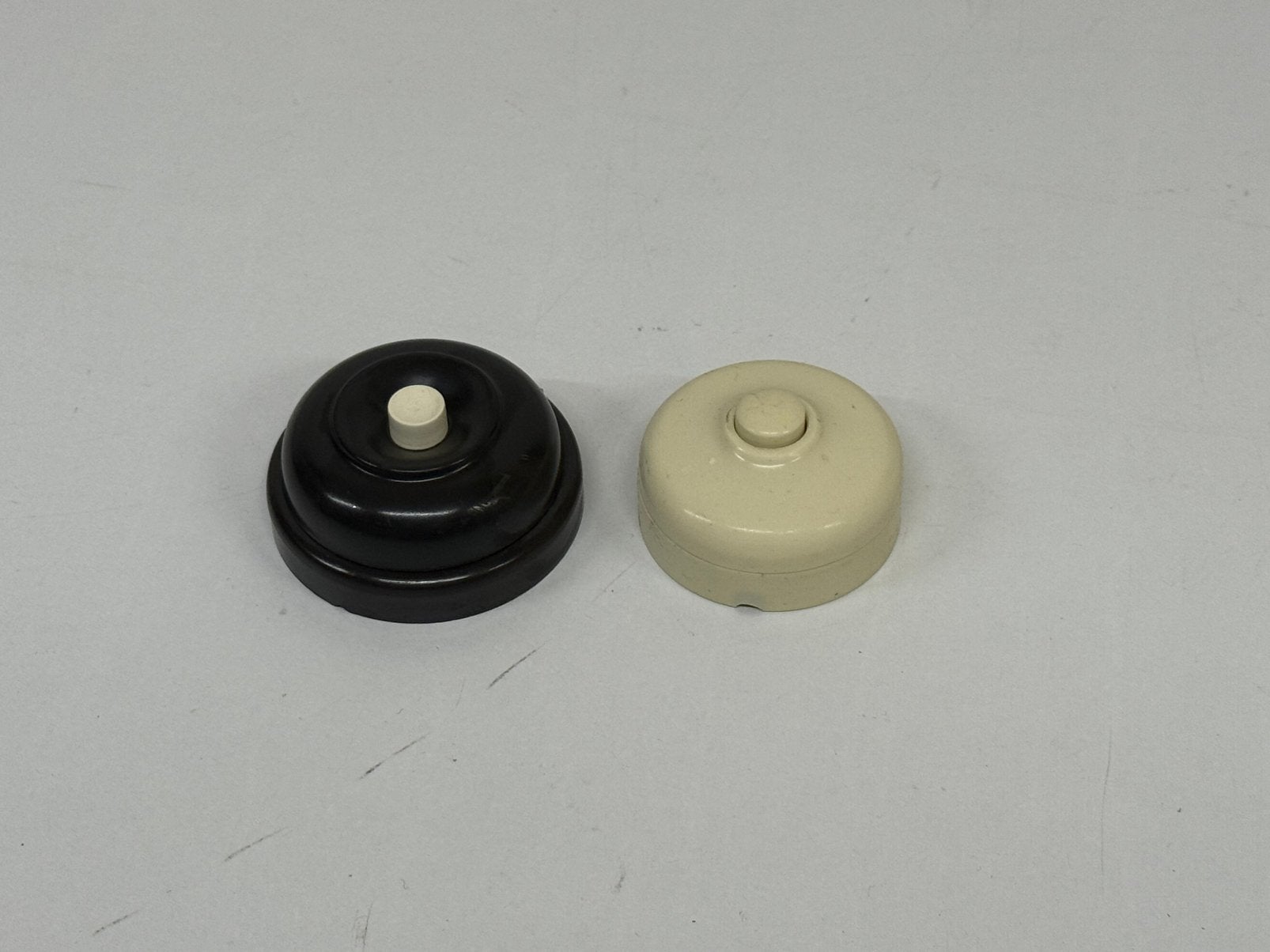 2 x bakeliet druk schakelaar bel lamp wit en zwart, Ophalen of Verzenden