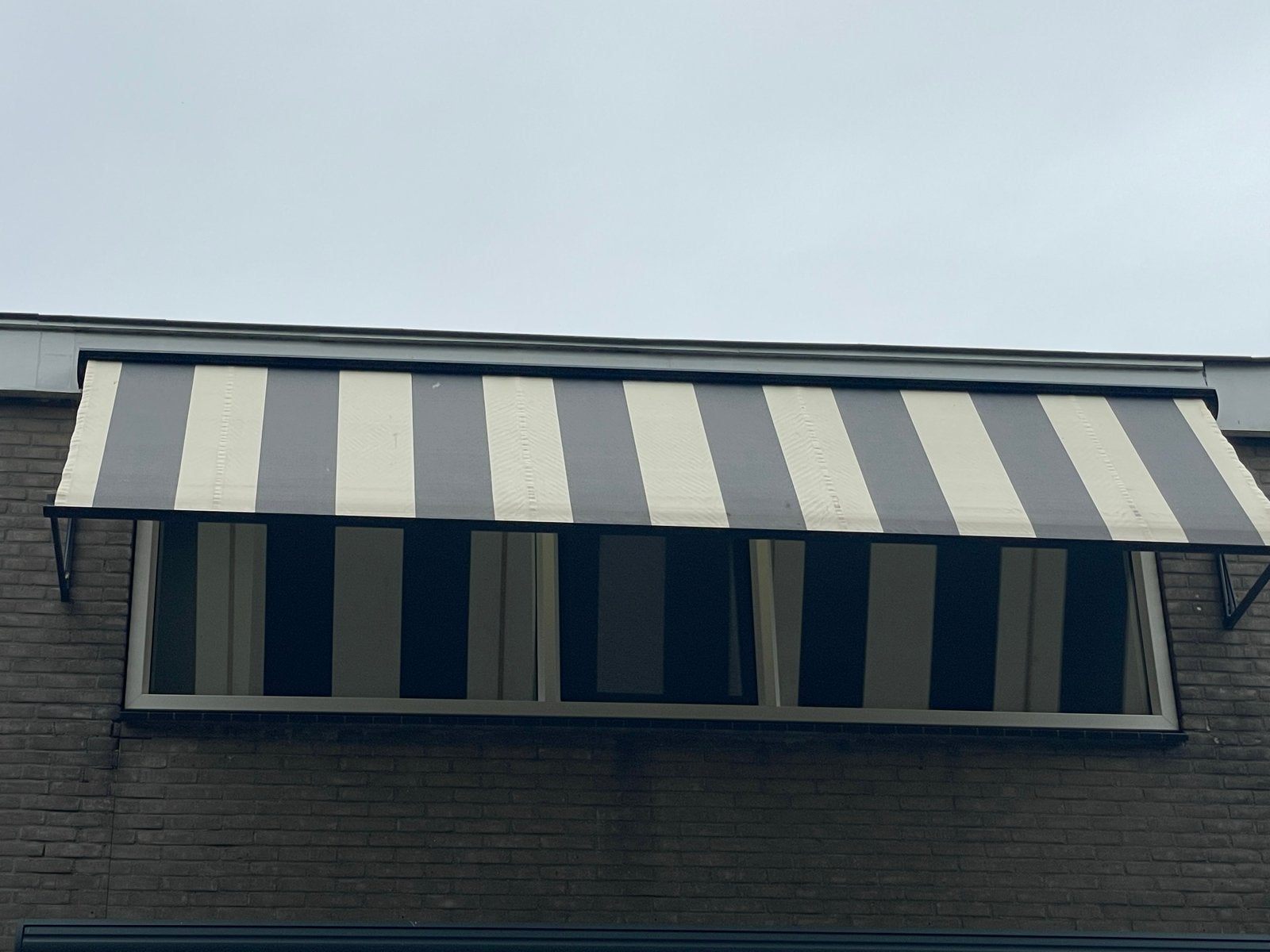 Foto 2 van Uitvalscherm met elektrische bediening 460 cm