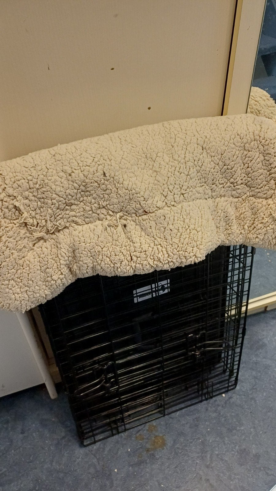 Bench met kleed, Ophalen, Hondenkennel, 65 tot 100 cm, Zo goed als nieuw