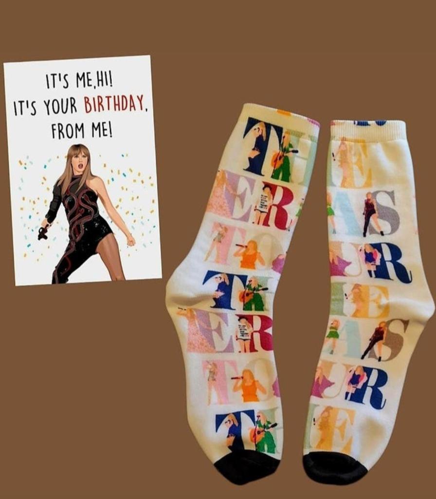 TAYLOR SWIFT SOKKEN + VERJAARDAGS KAART TAYLOR SWIFT, Ophalen of Verzenden, Nieuw