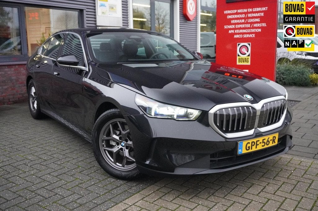 BMW 5-serie 520i / Blind Spot / Keyless / Carplay / Camera /, 1998 cc, Achterwielaandrijving, Gebruikt, 2000 kg