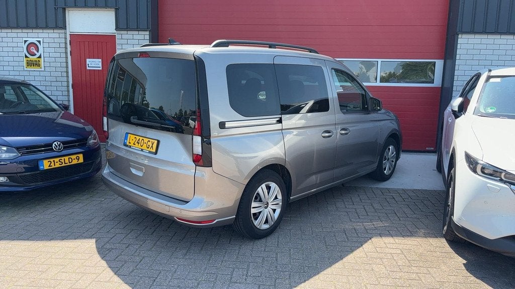 Volkswagen Caddy 1.5 TSI 5p AUTOMAAT / NAVI / AIRCO / PDC /, Auto's, Stof, 4 cilinders, Geel, Bedrijf