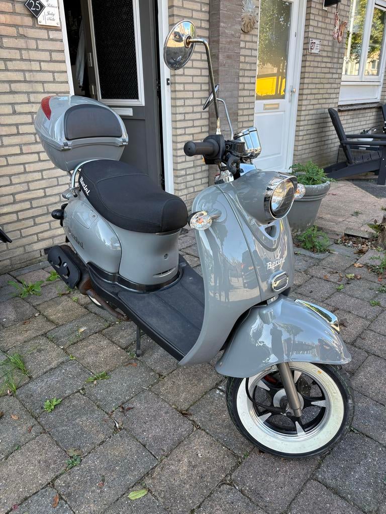 Berini scooter met topkoffer - Ideaal voor stadsritten, Fietsen en Brommers, Scooters | Overige merken, Ophalen, Gebruikt, Benzine